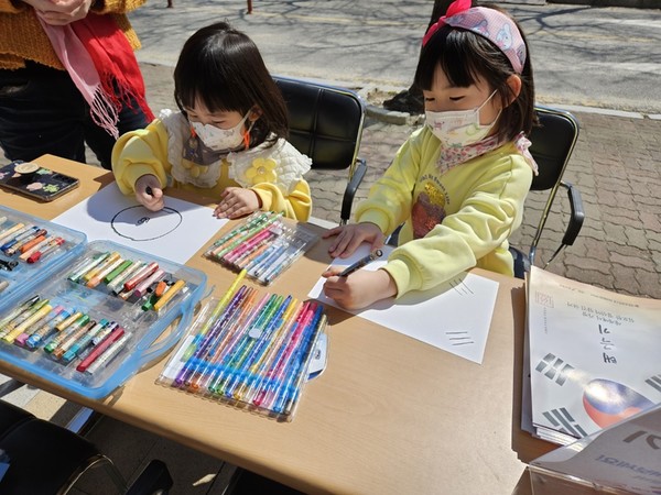 ▲ 체험존에서 태극기를 그리고 있는 아이들