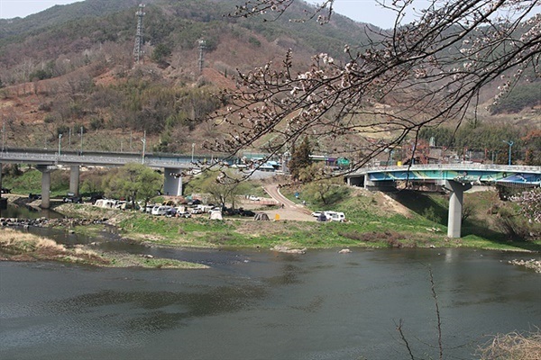 ▲  곡성 기차마을 종점인 가정역을 지나 조금만 더 내려가면 압록이 나온다. 오른쪽 강물이 섬진강 본류이고 왼쪽에서 흘러내려오는 물이 대황강이다.ⓒ 오문수