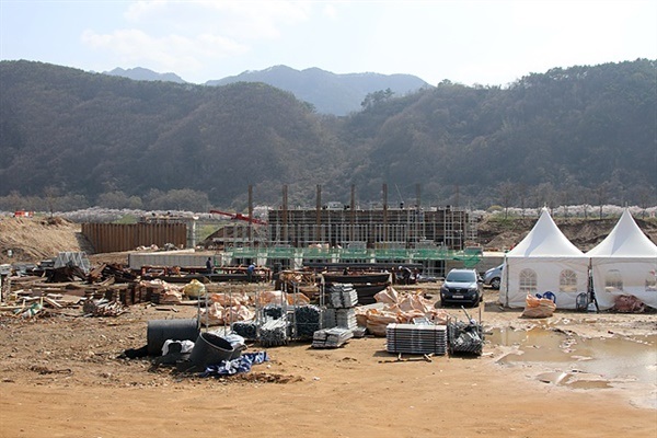 ▲ 섬진강변에는 2년전 있었던 섬진강 대홍수 때 터진 제방을 보수하는 공사가 여러곳 있었다. ⓒ오문수