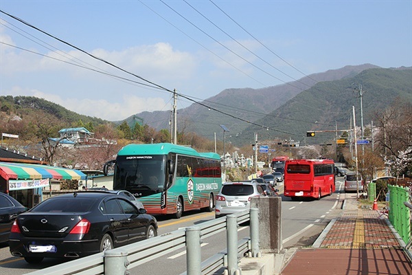 ▲ 구례 벚꽃축제가 열리는 기간(3.31~4.2)에 구례는 전국에서 온 차량들로 몸살을 앓고 있었다. 꽉막힌 도로 때문에 갓길을 걷는 내 발걸음이 빨랐다.ⓒ 오문수