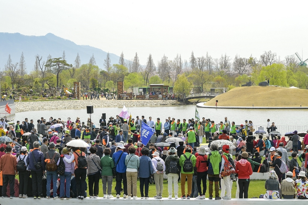 ▲상춘객들이 2023순천만국제정원박람회를 찾아 봄을 만끽하고 있다.