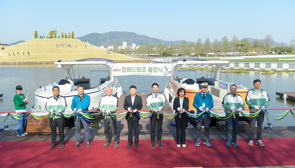 ▲ 2023정원박람회 핵심 콘텐츠인 정원드림호 출항식에서 노관규 순천시장과 정병회 순천시의장이 테이프 커팅식을 진행하고 있다