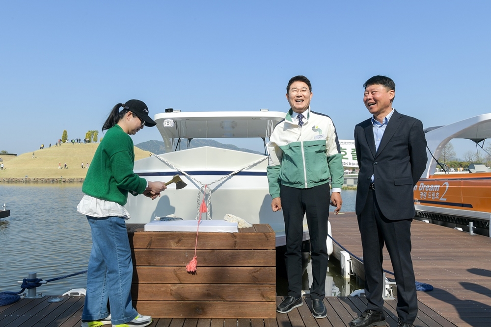 ▲  정원드림호 출항식에서 첫 승객이 연결줄을 끊는 퍼포먼스로 안전 운항을 기원했다