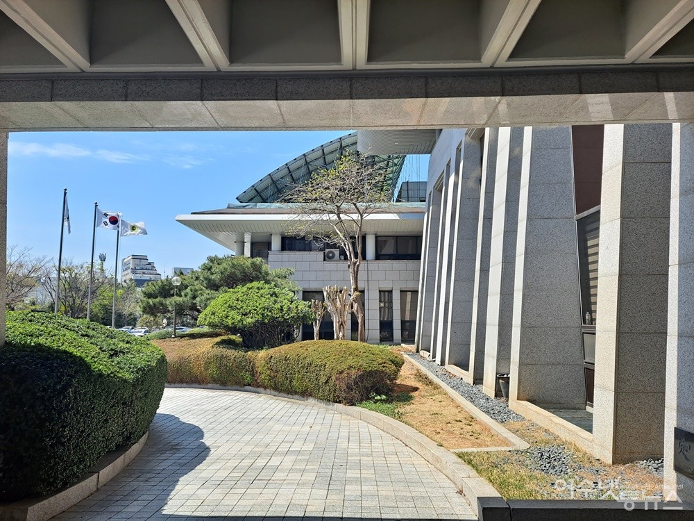 ▲ 여수 지방해양수산청 화단의 일부 나무도 싹둑 잘려나갔다.ⓒ조찬현