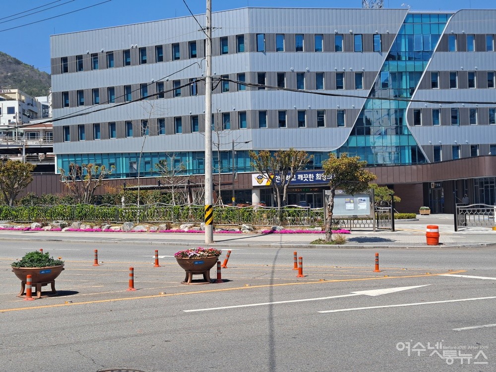 ▲여수해양경찰서 화단의 나무 일부도 닭발 모양으로 잘려나갔다.  ⓒ조찬현