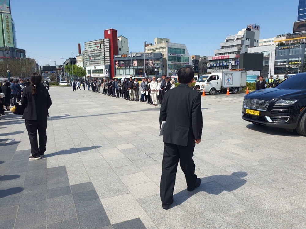 ▲ 5.18 민주광장에서 장지로 향하는 김병균 목사의 운구차.  ⓒ정병진