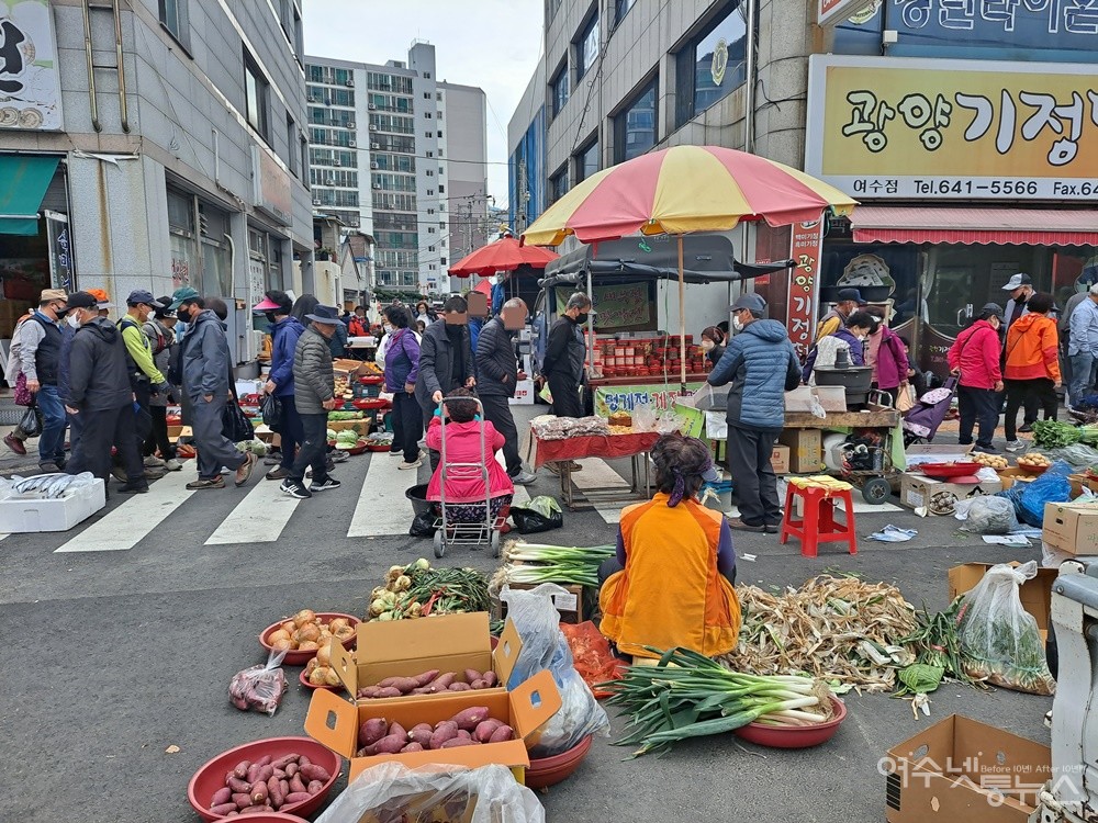 ▲도로에서 장이 서다 보니 오가는 시민과 상인들 모두가 불편을 겪는다. ⓒ조찬현
