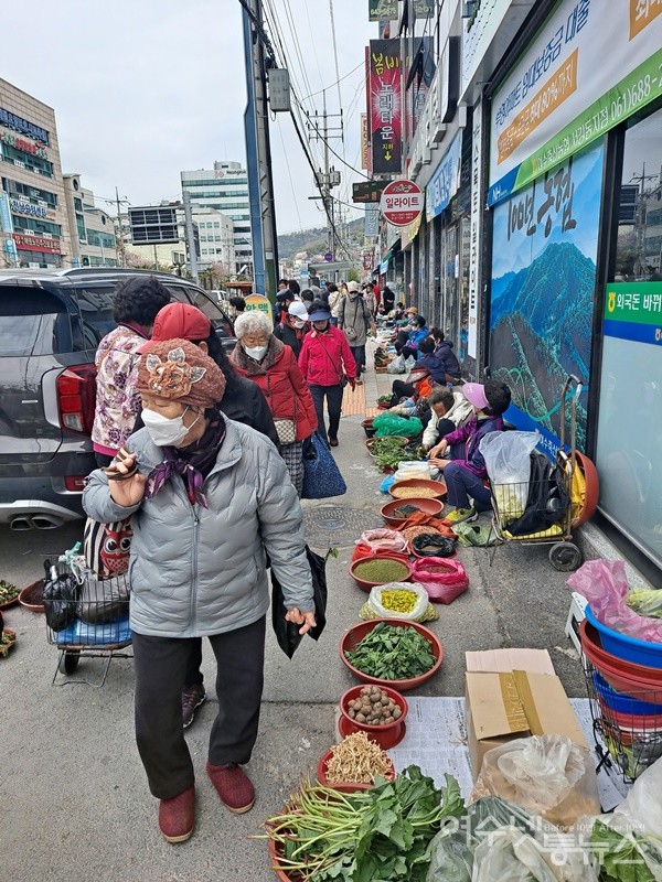 ▲ 서시장 앞 인도에 펼쳐진 여수 5일장 풍경이다.ⓒ조찬현