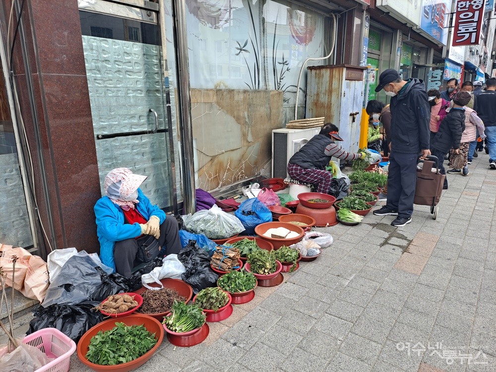 ▲ 봄날 여수 5일장에는 봄나물이 가득하다.ⓒ조찬현