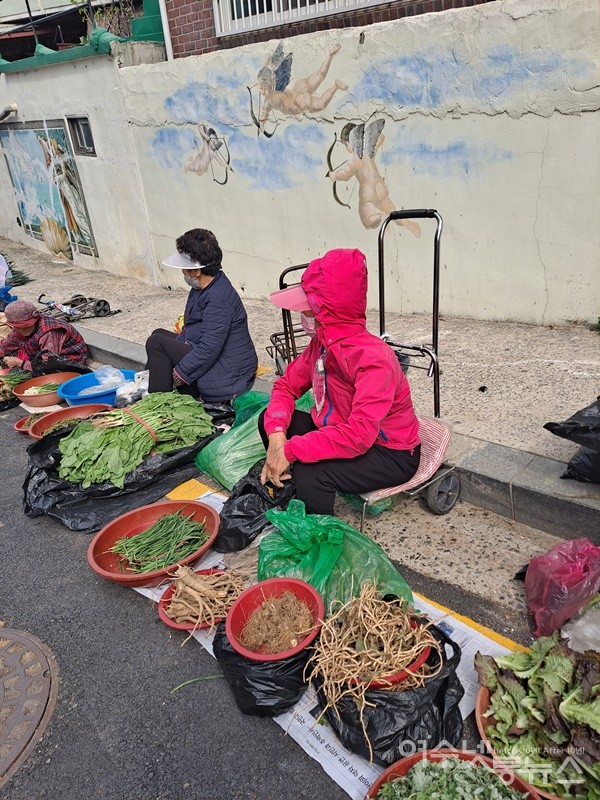 ▲상인이 무료하게 손님을 기다리고 있다. ⓒ조찬현