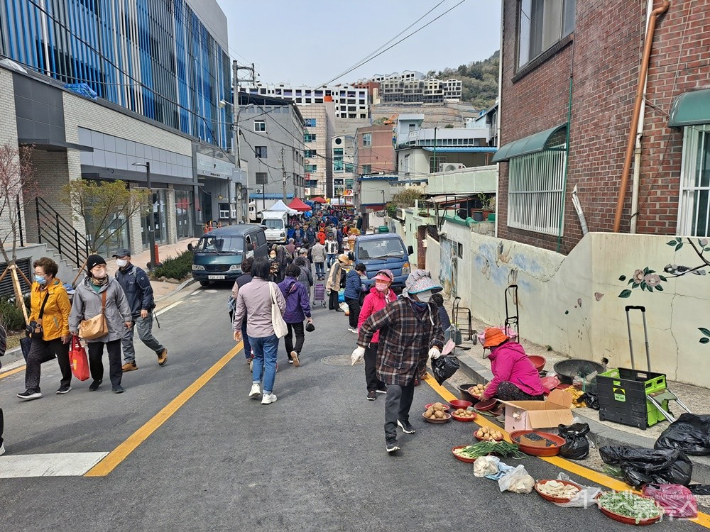 ▲5일장이 열리는 날에는 이면도로 역시 혼잡하다. ⓒ조찬현