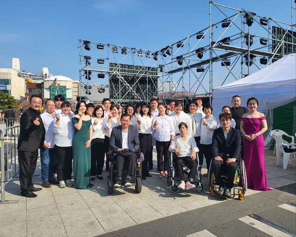 ▲ 4명 성악가와 여수시민합창단이 단체사진을 찍고 있다.