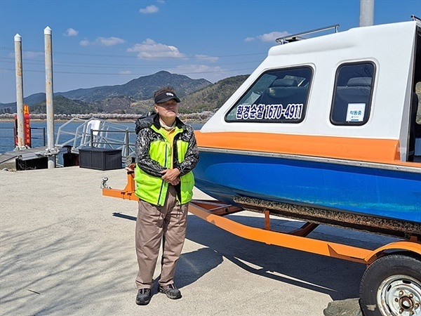 ▲ 해양수산교육원 해양환경감시단 김호 센터장 모습으로 섬진강유역의 환경오염을 감시하는 역할을 맡고 있다. 우리나라에서 최초로 김양식에 성공한 김여익의 후손이다ⓒ 오문수