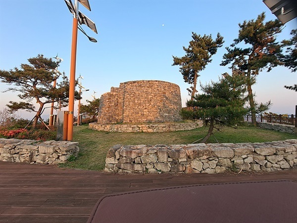 ▲ 광양과 여수의 중간지점에 위치한 묘도 봉화대 모습. 정유재란이 끝날 무렵 광양만에서 벌어졌던 조명 연합군과 왜수군의 격전현장을 지켜보았을 뿐만 아니라 인근 노량해전에서 순국한 이순신장군의 모습도 지켜보았던 역사적인 봉화대이다.ⓒ 오문수