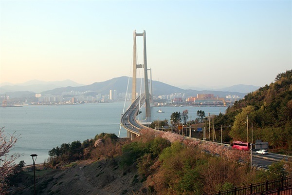 ▲ 묘도와 광양사이에 난 이순신대교 모습. 다리 아래 오른쪽에는 명나라 수군 제독 진린이 주둔했다고 하여 지금도 '도독마을'이라 불리는 마을이 있고 반대쪽에는 이순신장군을 위시한 조선수군이 주둔했던 선장개가 있다.ⓒ오문수