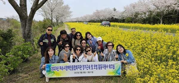 ▲ 제주 유채꽃밭에서 기념사진