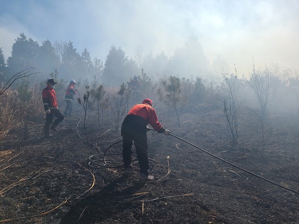 지난해 2월 화양면 화동리 안골마을에서 산불이 발생했다. 여수시 산불 전문 진화대원 작업 모습. ⓒ여수넷통뉴스 자료사진