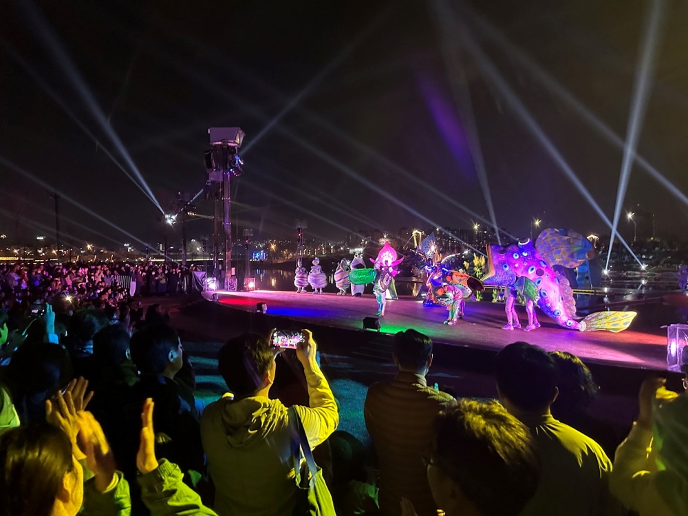 ▲ 오천그린광장에는 매주 금, 토요일 오후 8시 카이로스라는 상설 공연이 펼쳐진다.