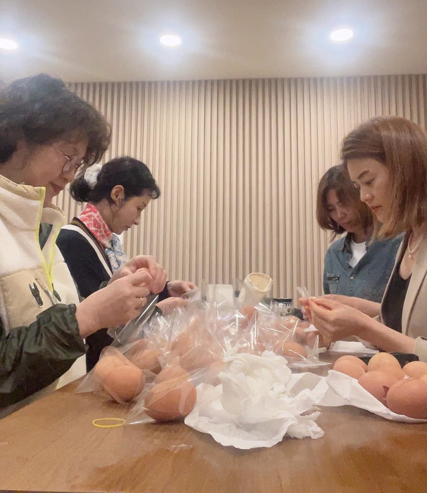 ▲ 만찬에 올릴 계란을 포장하고 있다.