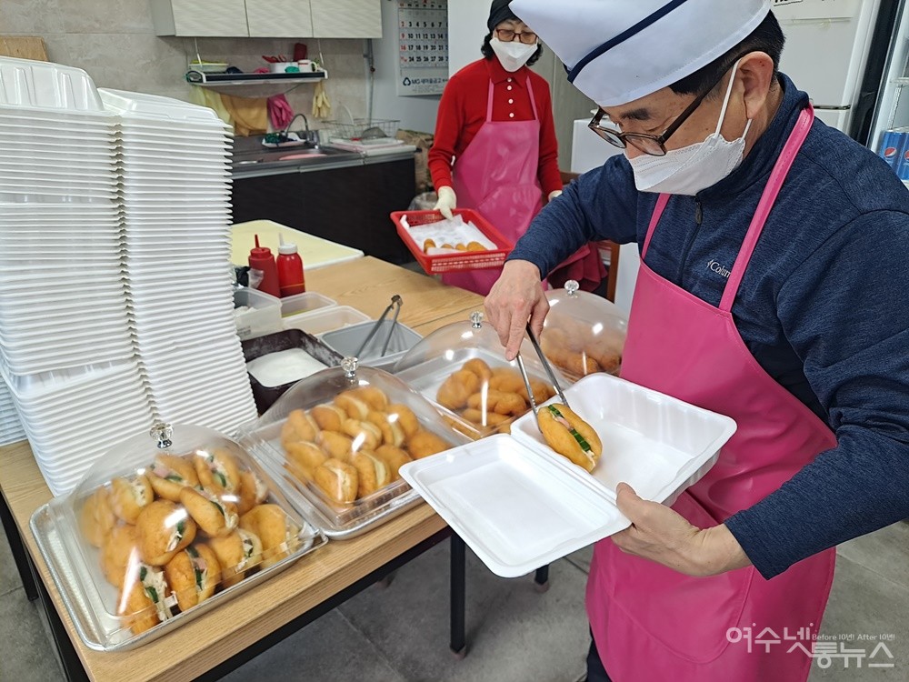 ▲싱글벙글빵집 주인장이 손님이 주문한 빵을 정성껏 용기에 담고 있다.  ⓒ조찬현