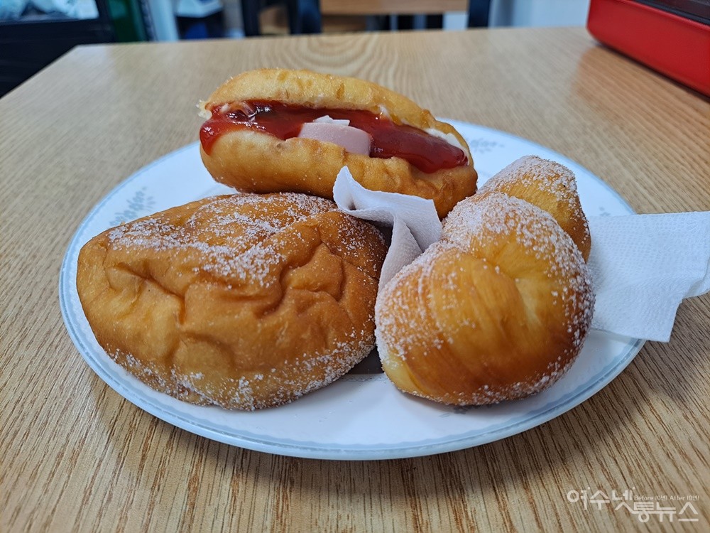 ▲오이를 품은 야채사라다빵, 팥소가 듬뿍 팥도너츠, 설탕에 버무려낸 꽈배기다.  ⓒ조찬현