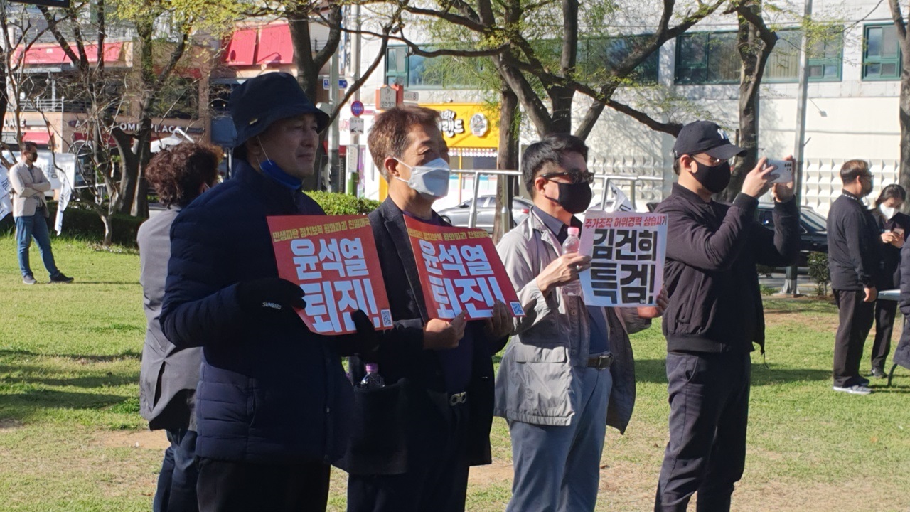▲"윤석열 퇴진, 김건희 특검" 손 팻말 든 시민들 ⓒ정병진