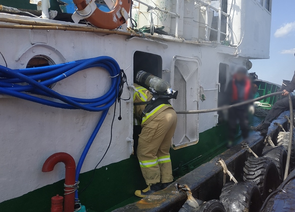 ▲해양경찰이 예인선 선실 내부로 진입해 화재를 진압하고 있다.