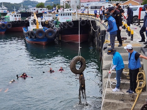 ▲ 해양쓰레기인 폐타이어를 끌어올리고 있다.
