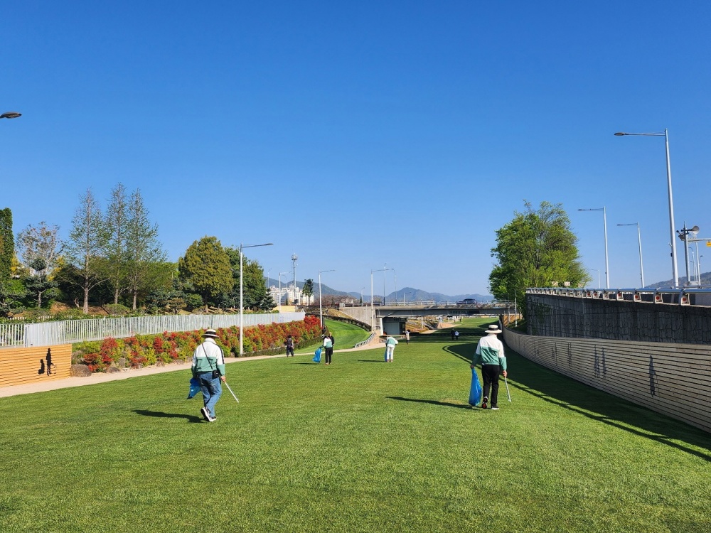 ▲ 순천만국제정원박람회장을 수시로 가꾸는 직원들