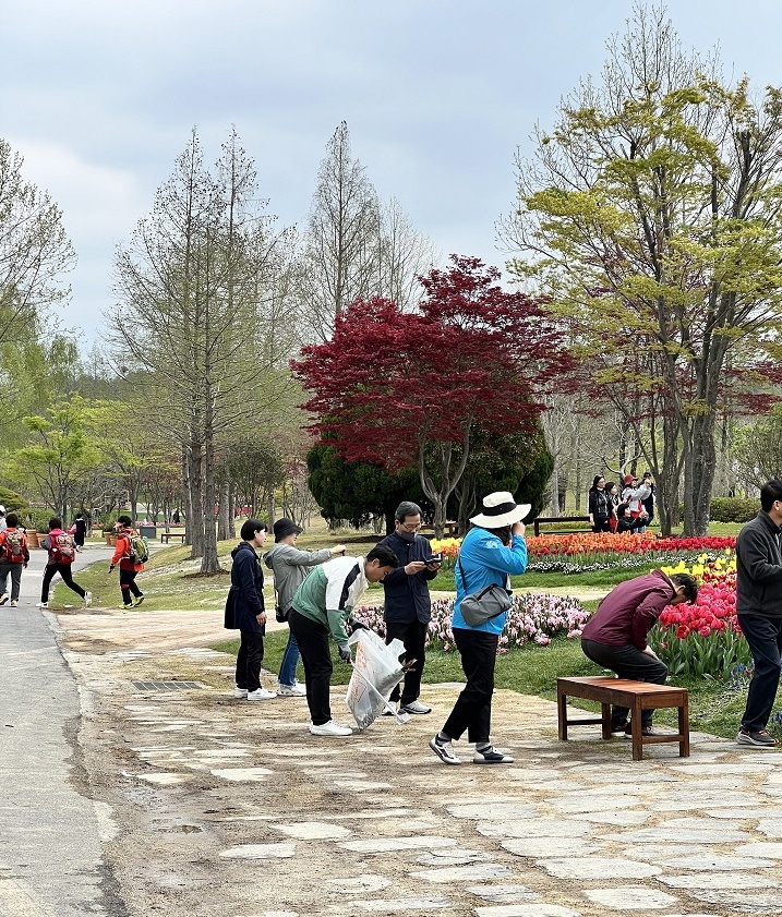 ▲ 미화활동중인 박람회 관계자