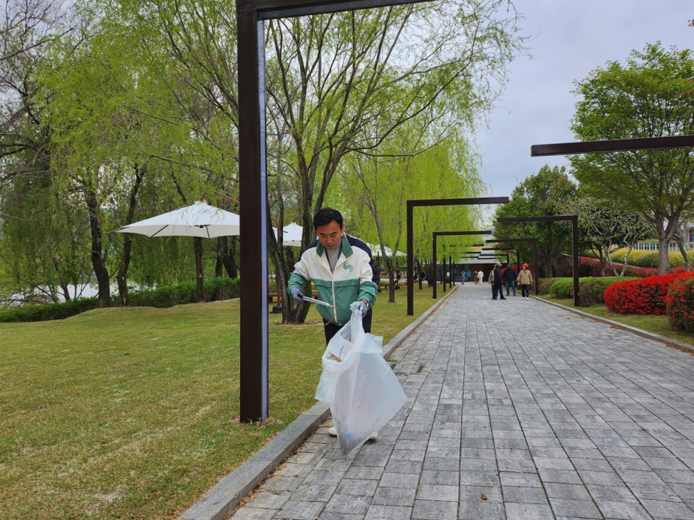 ▲ 수시로 쓰레기청소에 나선다.