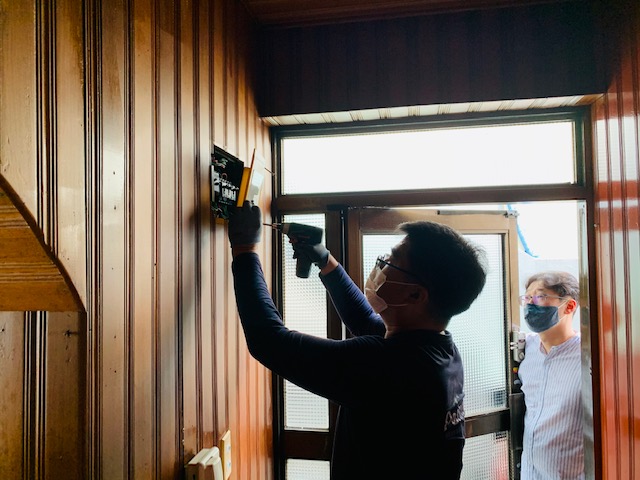 재난취약가구 375세대를 찾아 누전차단기, 옥내 배선상태 등을 중점 정비하고 있다(여수넷통뉴스 자료사진)