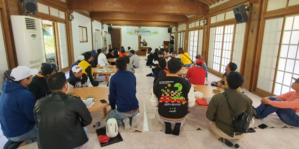 ▲  외국인 주민 대상 봄맞이 한국문화체험