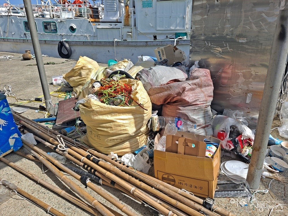 ▲여수 국동항 계류장에 버려진 쓰레기와 바다 위의 폐선박이다. ⓒ조찬현