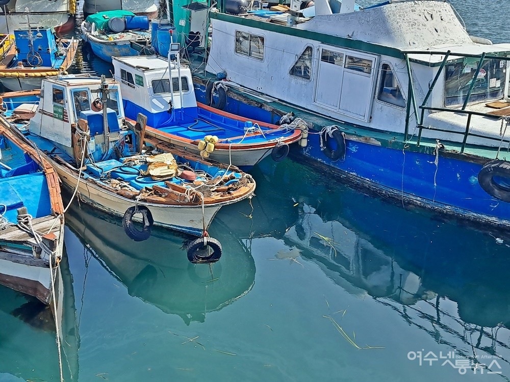 ▲부서진 어선과 그 위에 널브러진 쓰레기, 폐선박이 눈살을 찌푸리게 한다.  ⓒ조찬현