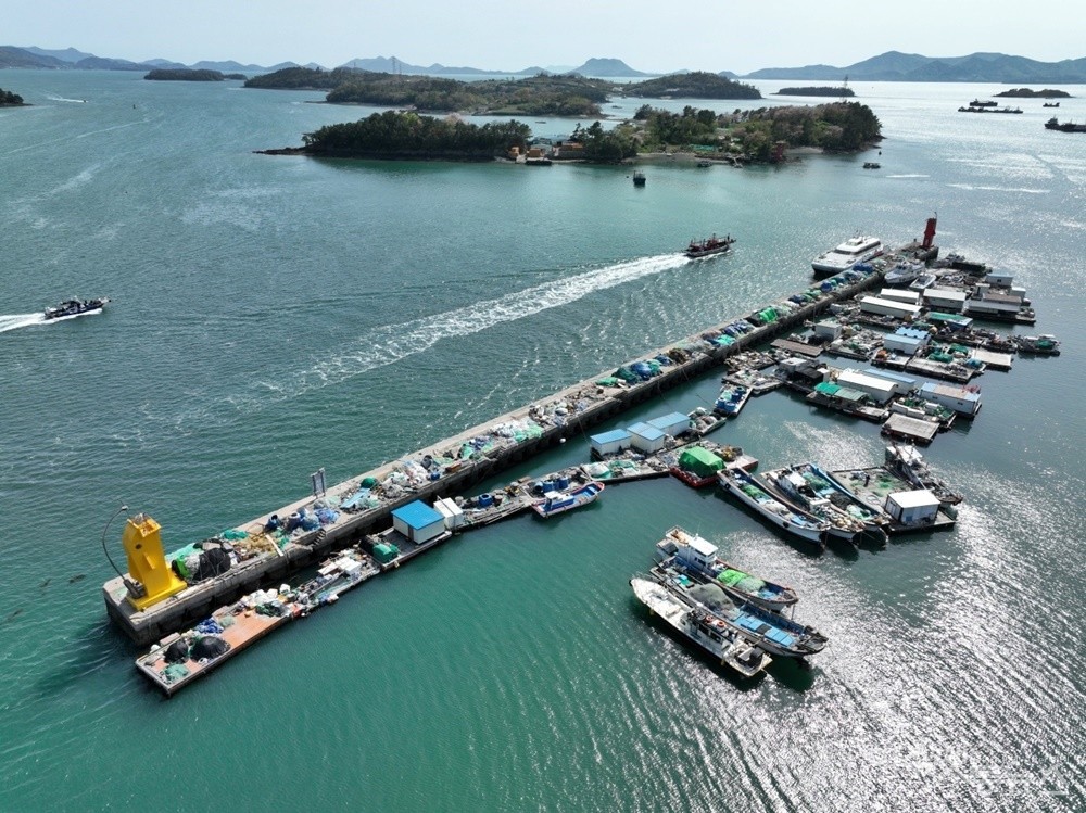 ▲등대가 있는 방파제 근처에는 바지선과 조립식 건물이 즐비하다. ⓒ정종현