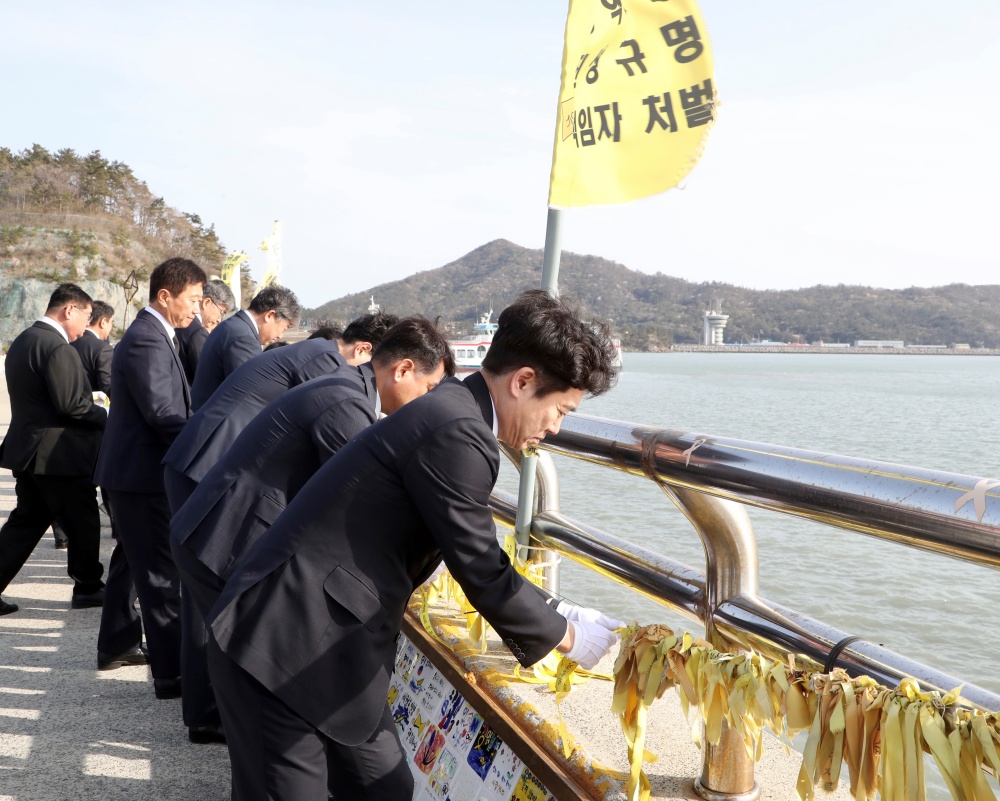 ▲ 노란 리본을 묶고 있다.