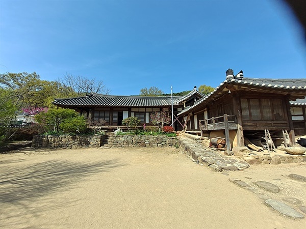 ▲구례 운조루 모습. 조선 영조 때 삼수부사를 지낸 '류이주'가 99칸으로 지은 품자형의 양반가옥으로 '타인능해'라는 쌀독을 두어 나눔정신의 귀감이 되는 곳이다. ⓒ 오문수 