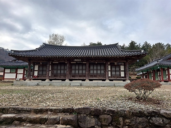 ▲ 곡성군 오곡면 덕산리에 있는 덕양서원으로 고려 개국공신인 신숭겸장군을 기리는 사당이다. 후백제와의 전투에서 왕건이 위기에 처하자 왕건의 갑옷을 빌려입고 전사해 왕건을 구한 인물로 유명하다. ⓒ오문수 