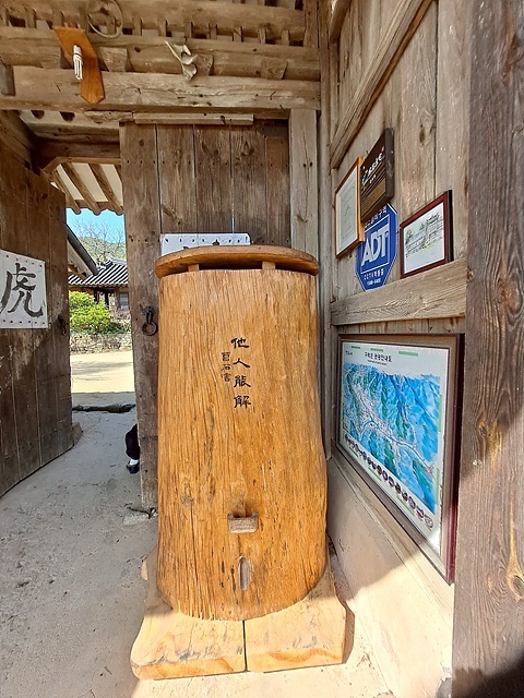 ▲  구례 '운조루' 대문간에는 ‘타인능해(他人能解)'라는 글귀가 적힌 쌀 뒤주가 있다. 이는 모든 이들에게 쌀 뒤주가 열려있다는 뜻으로 곤궁한 이들 누구나 쌀을 퍼가도록 한 자선 쌀 뒤주 통이랄 수 있다.  ⓒ 오문수 