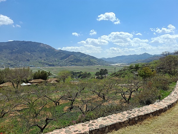 ▲ 최참판댁 앞에 펼쳐진 평사리 들판과 함께 저멀리 섬진강이 보인다.  ⓒ 오문수 