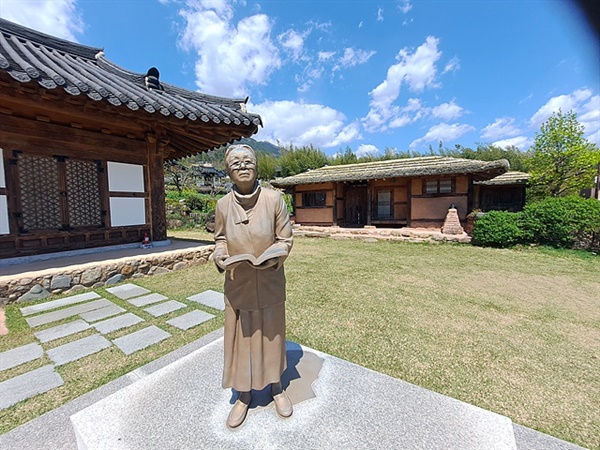 ▲박경리 문학관 뜰 앞에 서있는 박경리 동상 모습 ⓒ 오문수 