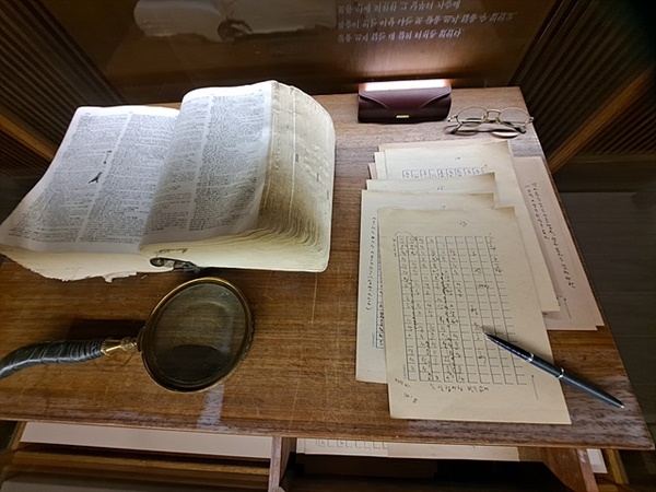 ▲ 박경리 육필원고와 성경책이 보인다.  ⓒ 오문수 