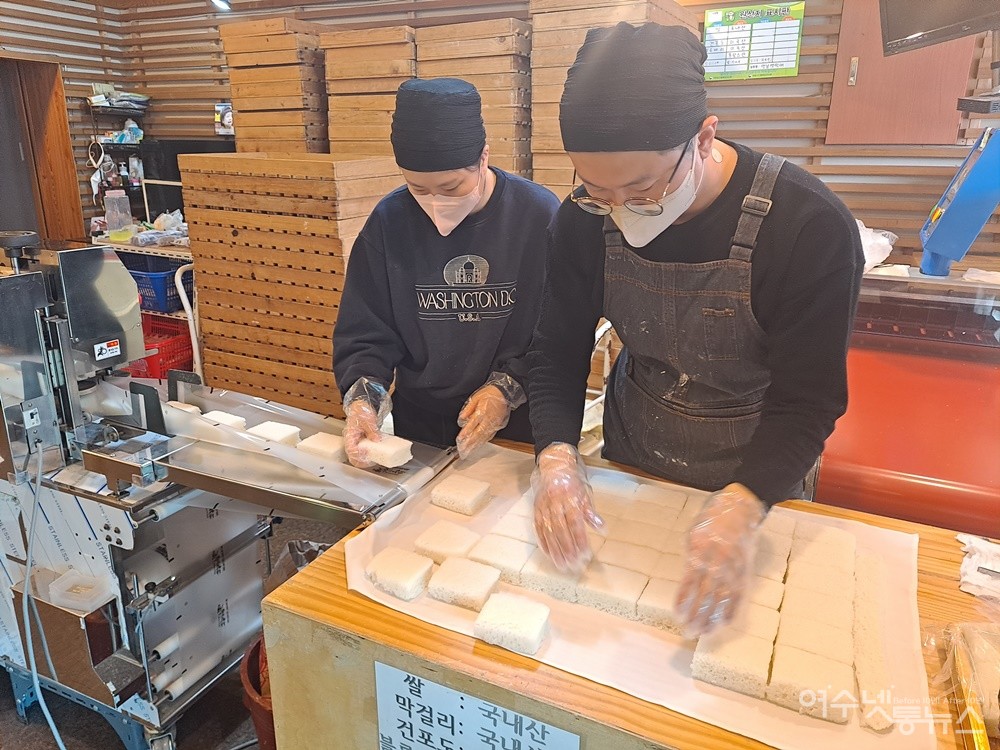 ▲순천 옛날옛떡애, 이민경씨 부부가 기정떡을 포장하고 있다. ⓒ조찬현