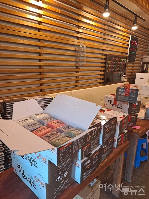 ▲고객이 주문한 기정떡이다. 백미 한판 40개 38000원, 모둠 한판 40개 48000원, 모둠 반판 20개에 24000원이다. ⓒ조찬현