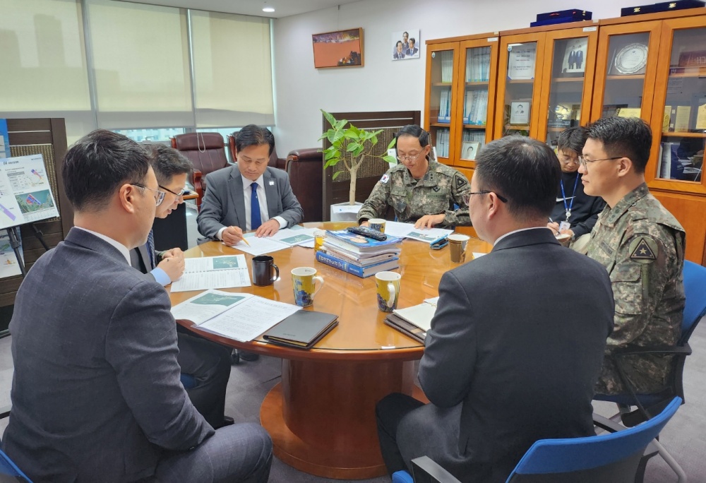 ▲ 주철현 국회의원이 국방부 군사시설기획관과 육군본부 공병실장의 보고를 받고 있다.
