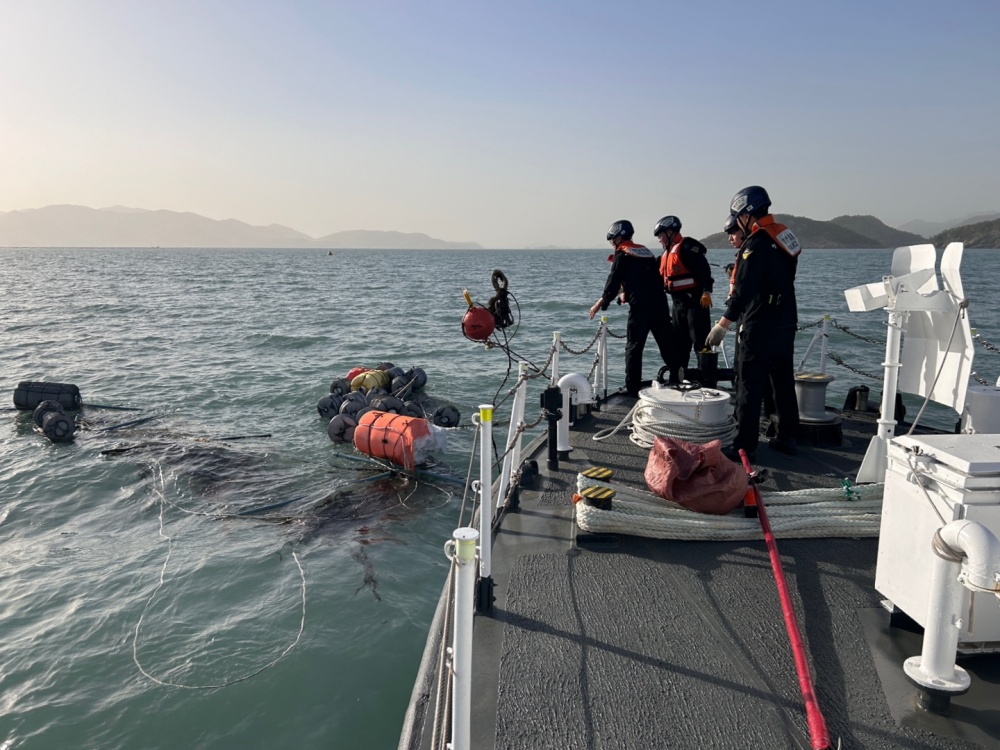 ▲여수해경이 폐부유물을 수거하고 있다.