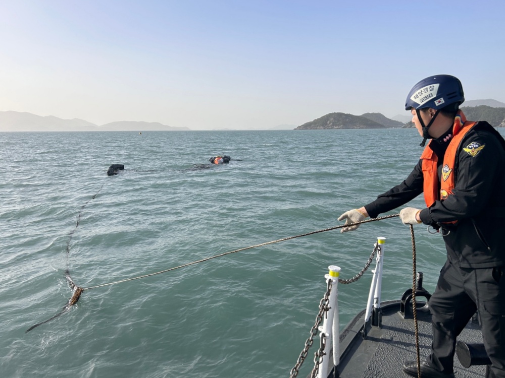 ▲ 여수해경이 폐부유물을 수거하고 있다.