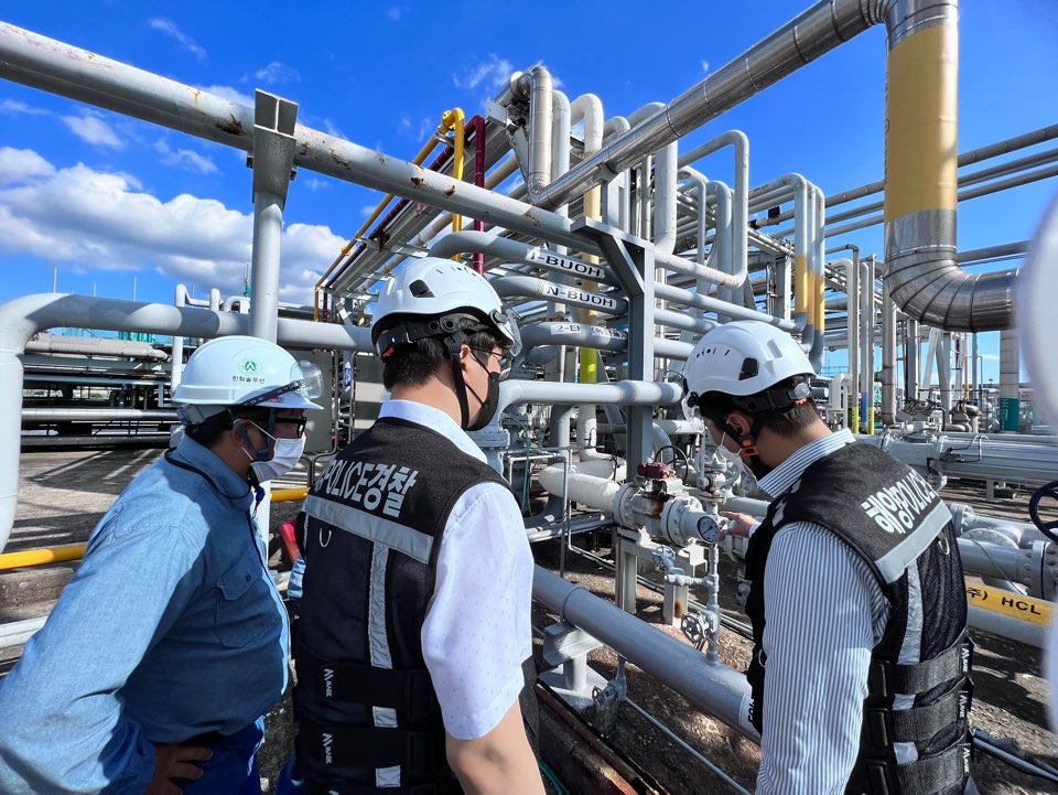 ▲ 여수해경이 유해액체물질 저장시설 등을 점검하고 있다.