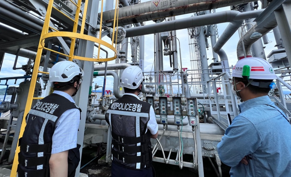 ▲여수해경이 유해액체물질 저장시설 등을 점검하고 있다.